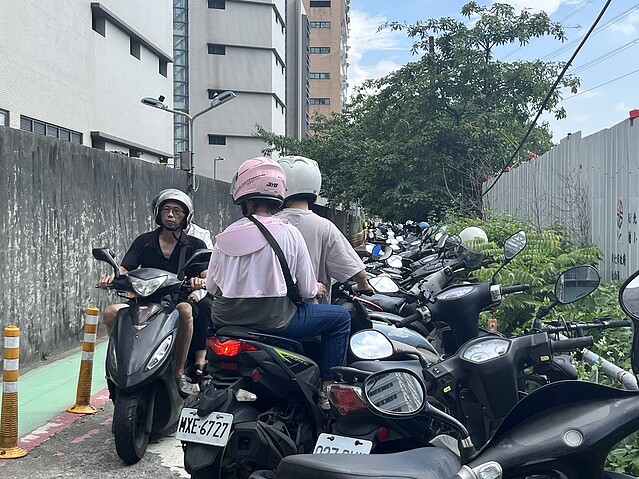 魔鬼巷路幅狹窄,機車會車空間不足。圖/新北地政局